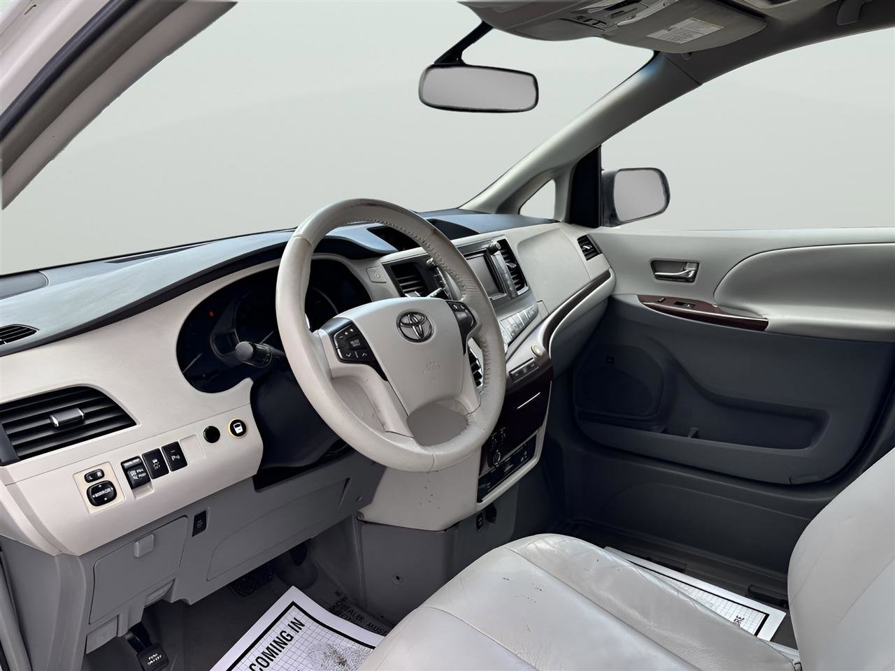 Used 2011 Toyota Sienna XLE w/ Premium Pkg FWD image 10