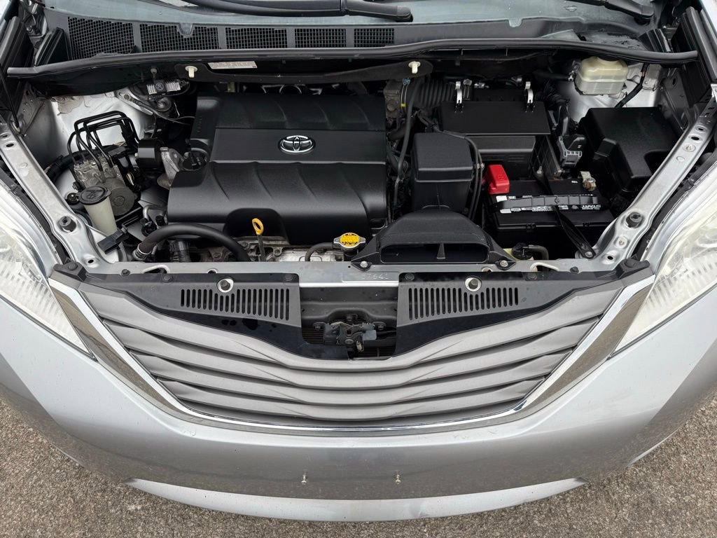 Used 2013 Toyota Sienna XLE image 36