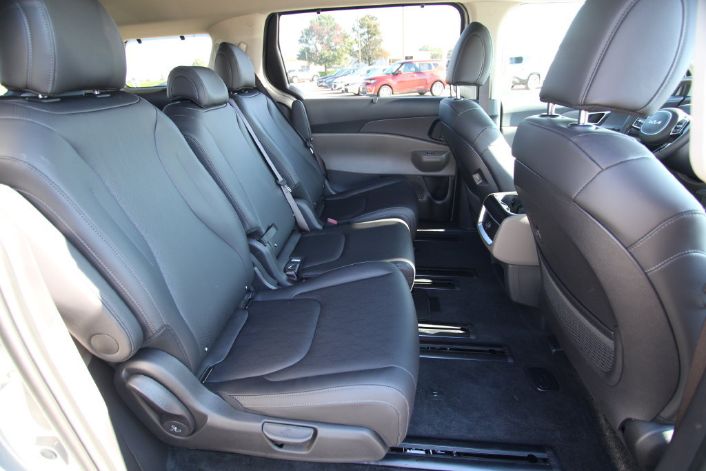 Used 2026 Kia Carnival EX FWD image 9