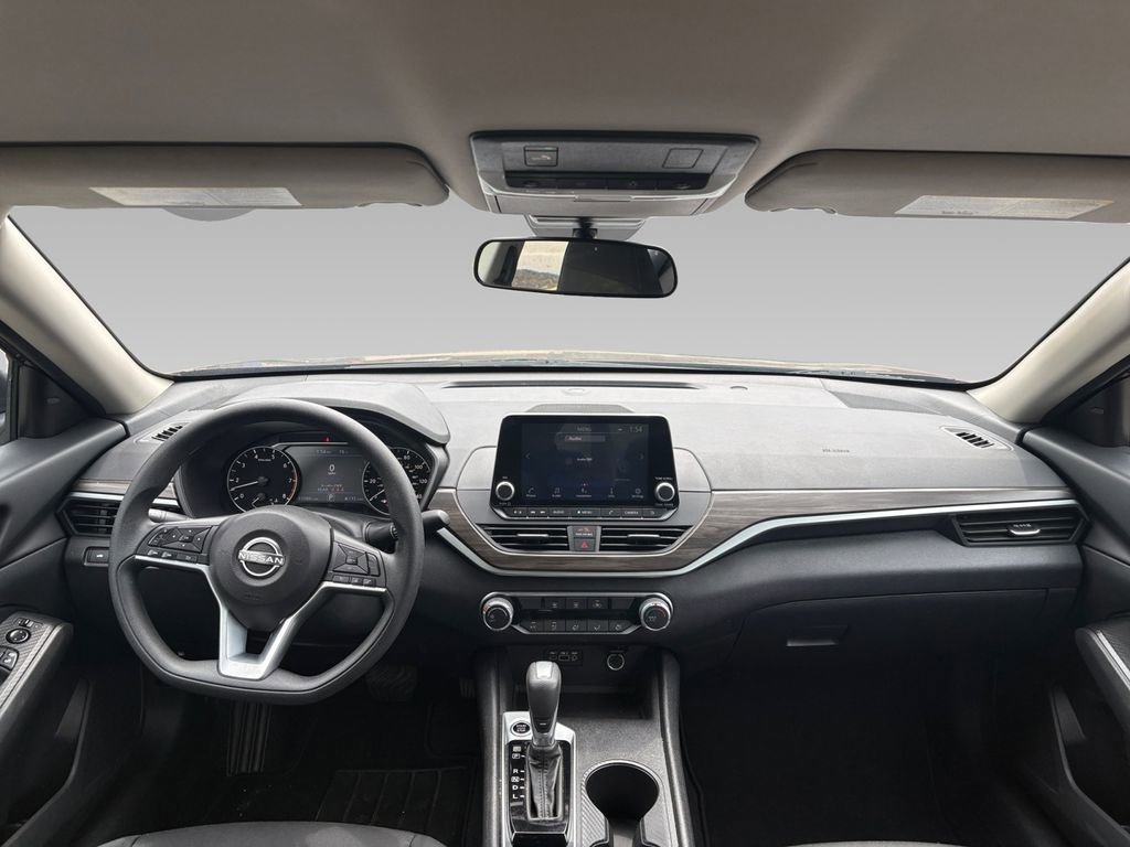 Used 2025 Nissan Altima 2.5 SV image 3
