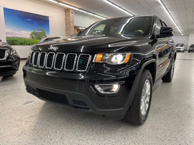 Used 2021 Jeep Grand Cherokee Laredo image 1