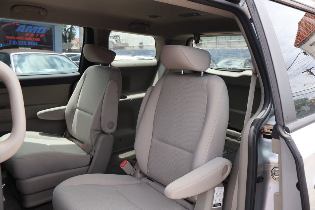Used 2016 Kia Sedona L FWD image 23