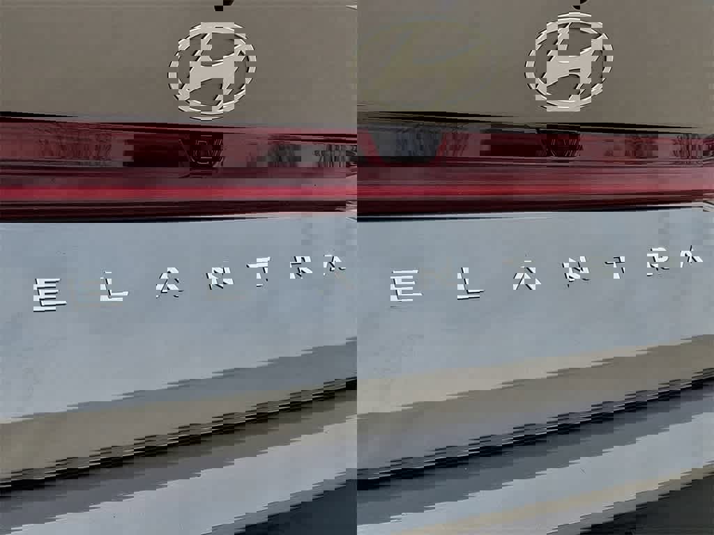 Used 2025 Hyundai Elantra Limited image 31