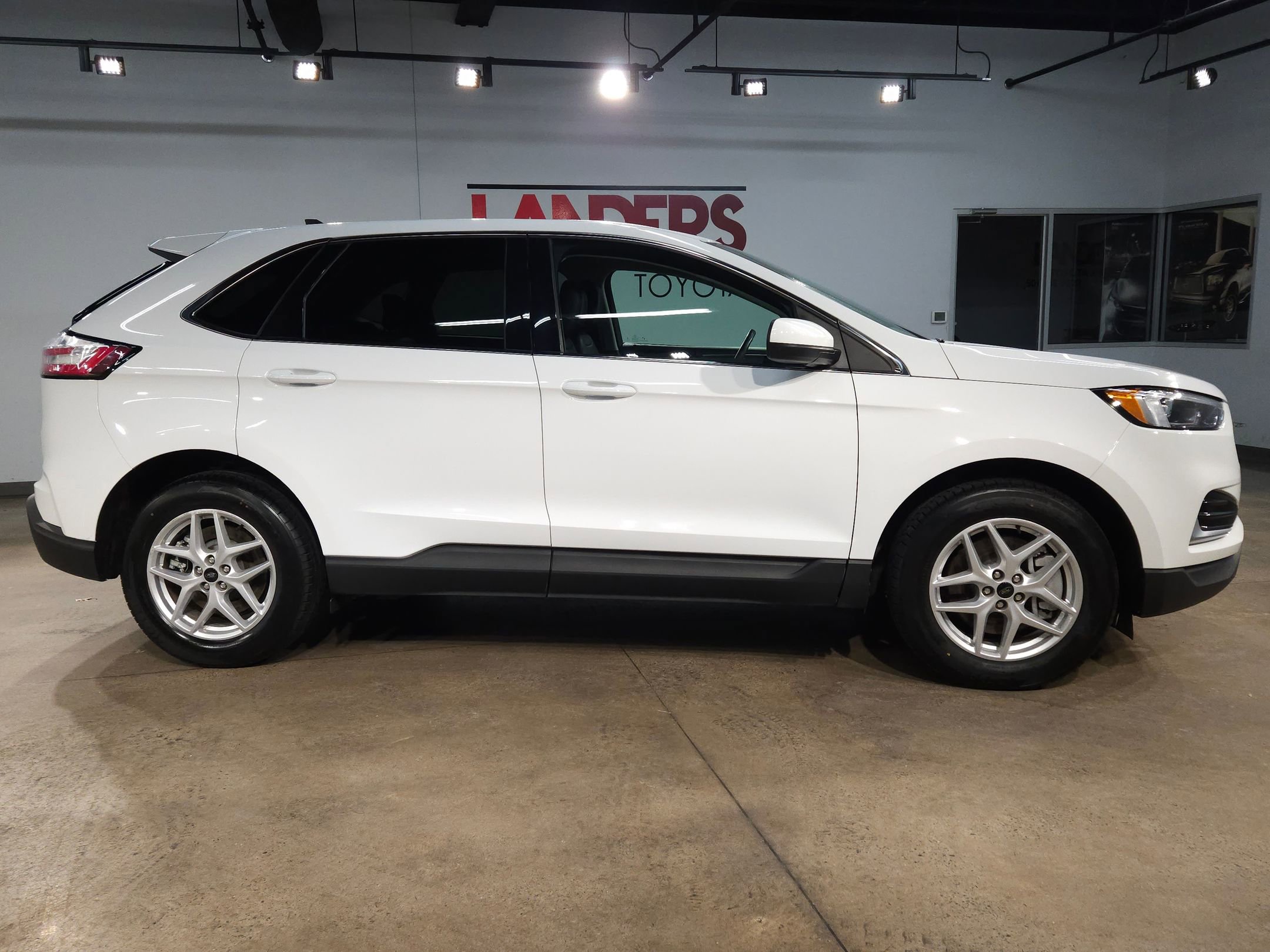 Used 2024 Ford Edge SEL image 8