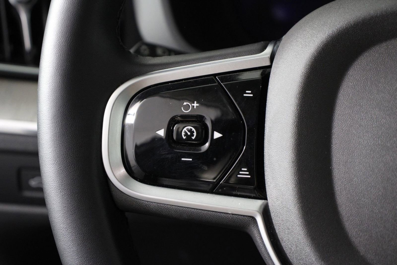 Certified 2025 Volvo XC60 B5 Plus AWD/4WD image 10