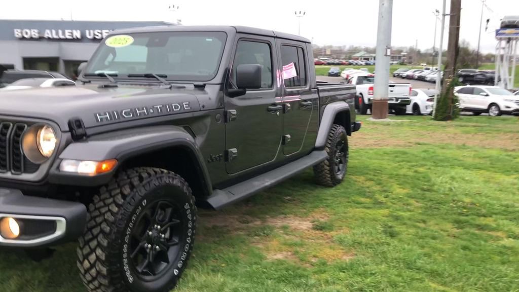 Used 2025 Jeep Gladiator Sport AWD/4WD image 4