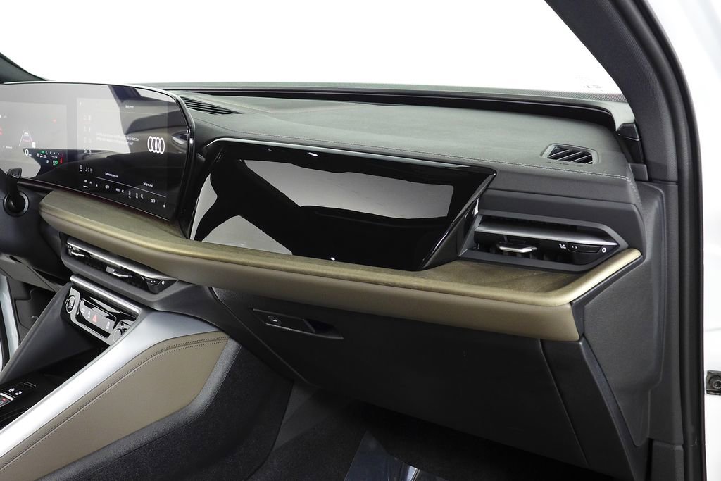 Used 2025 Audi Q5 Premium w/ Convenience Package image 14