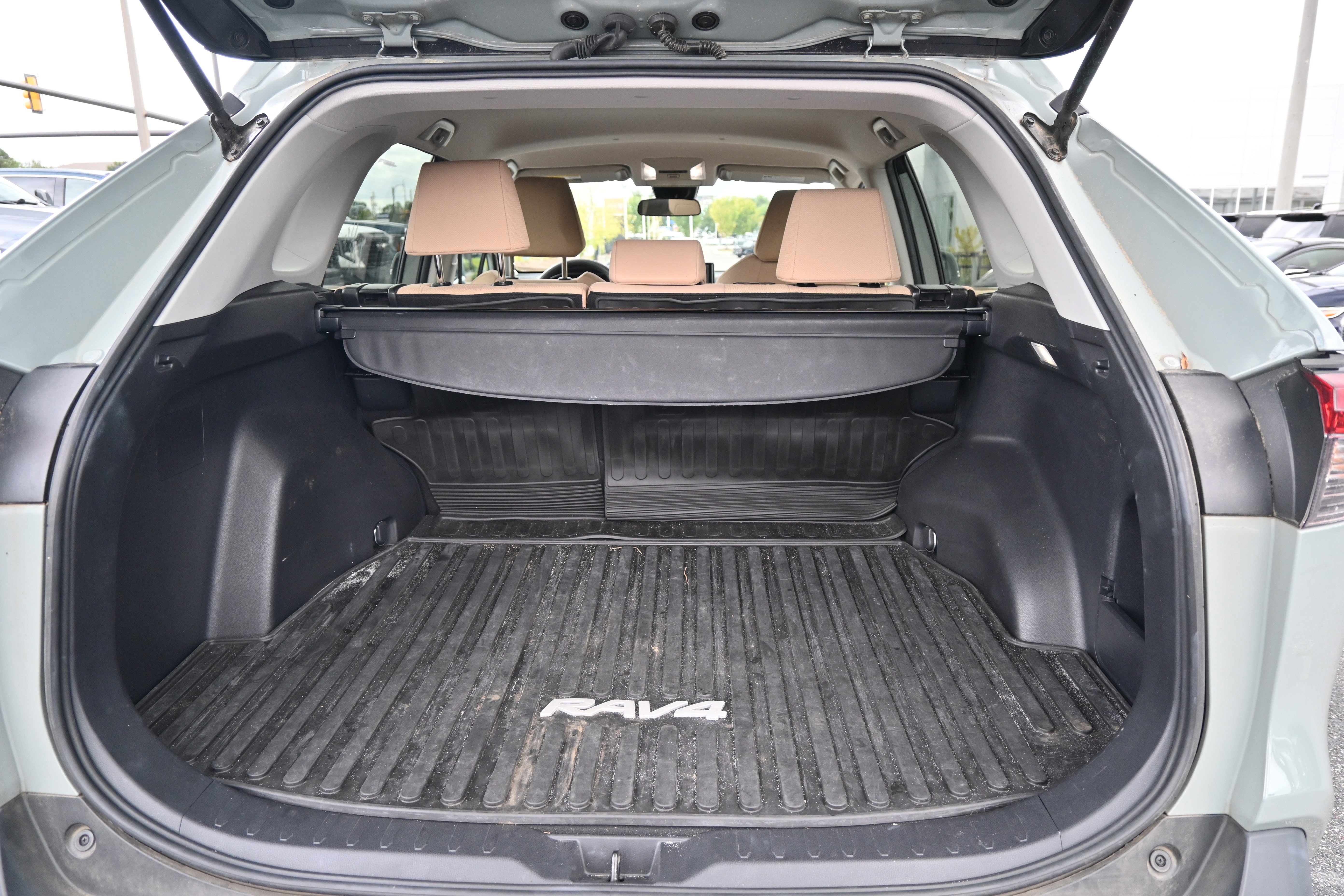 Used 2022 Toyota RAV4 XLE image 35