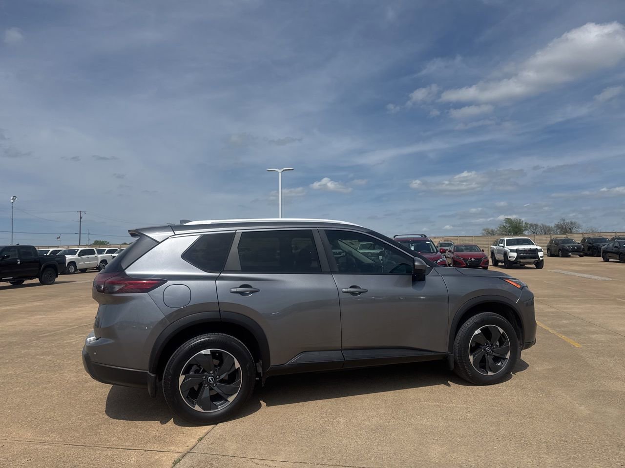 Used 2024 Nissan Rogue SV w/ SV Premium Package image 24