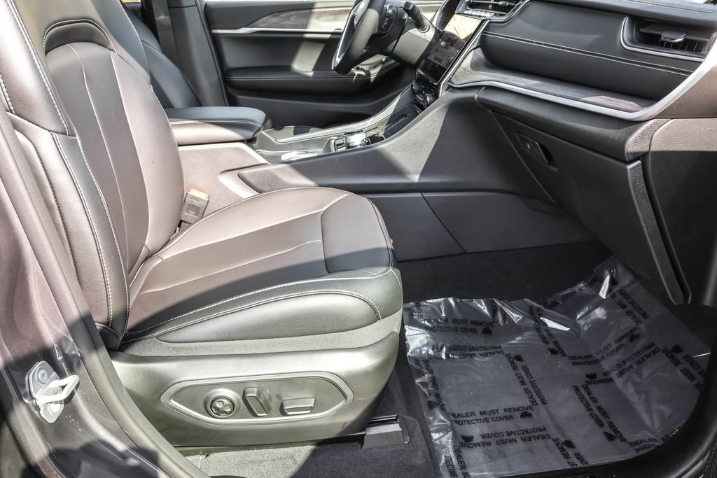 Used 2025 Jeep Grand Cherokee Limited image 38