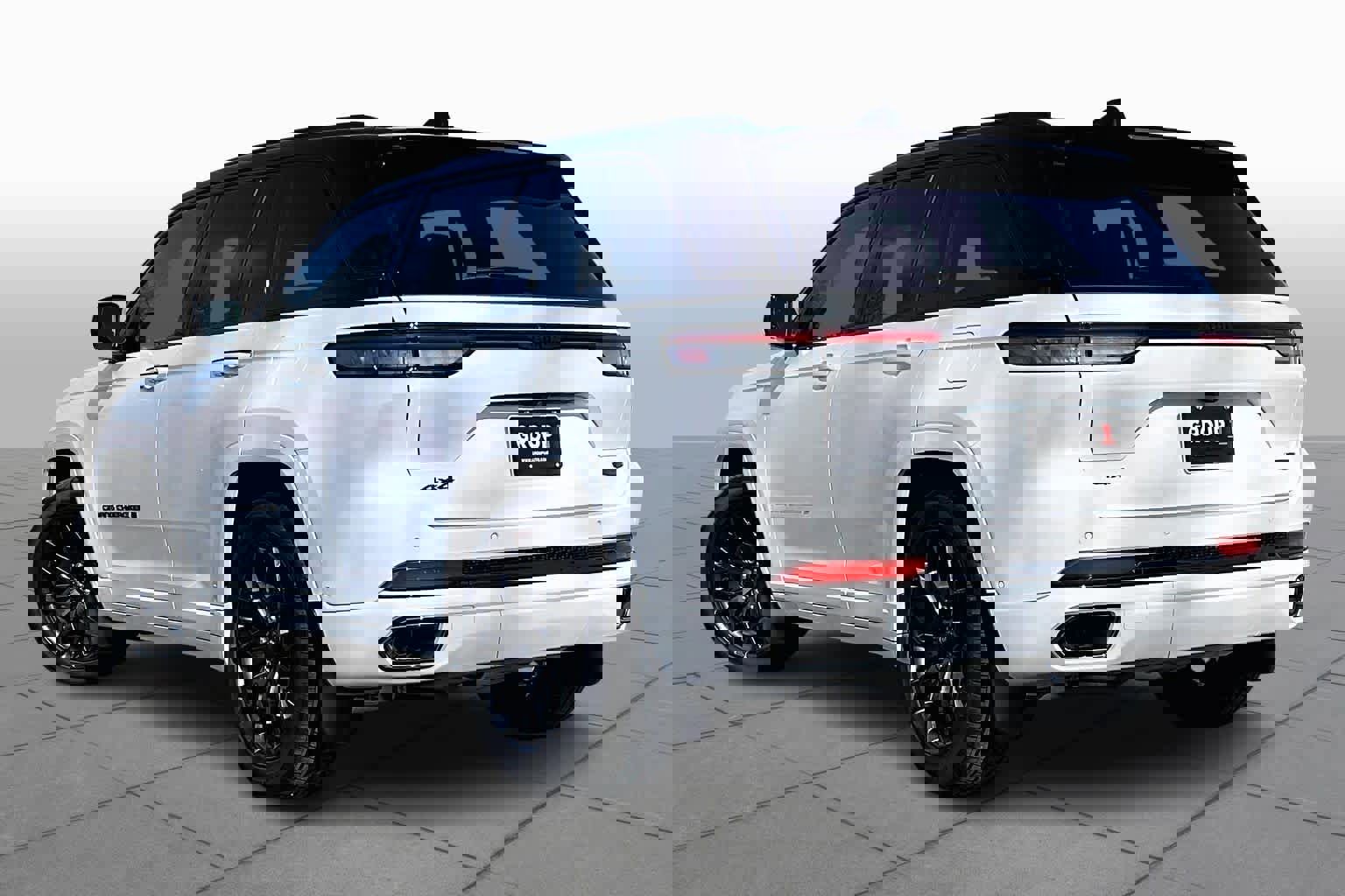 Used 2025 Jeep Grand Cherokee Summit w/ Obsidian Package image 11