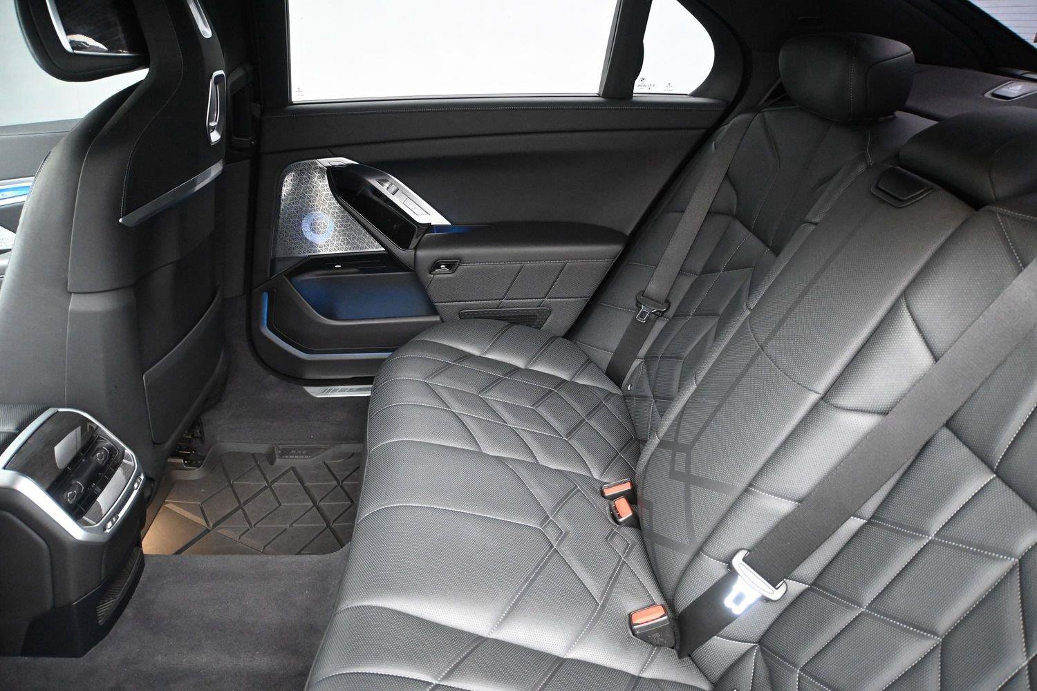 Used 2023 BMW 760i xDrive w/ Executive Package AWD/4WD image 11