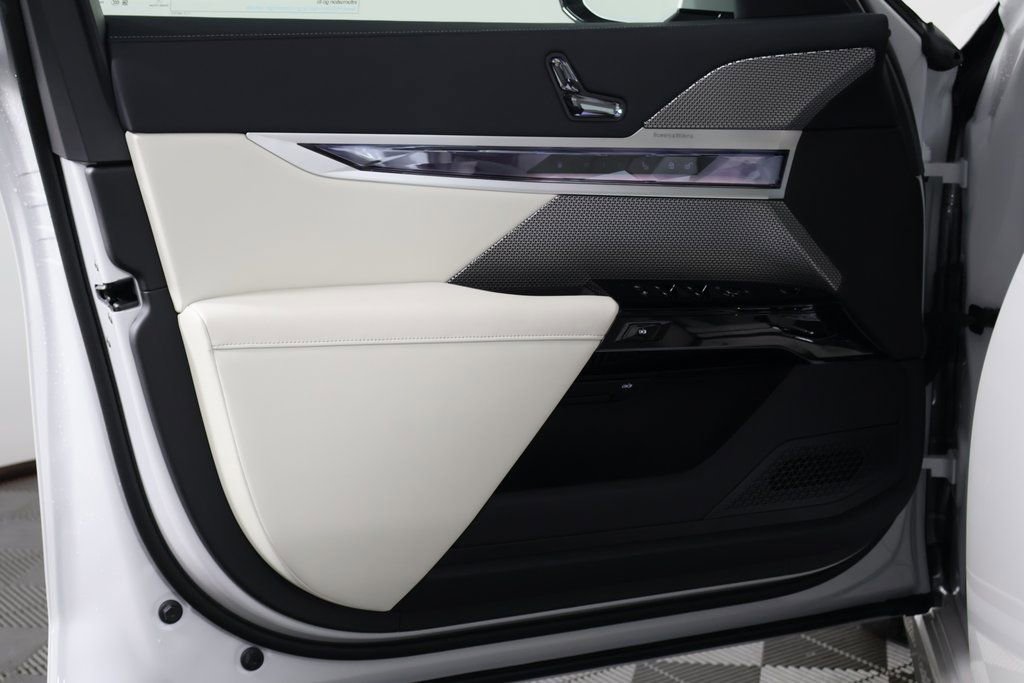 New 2026 BMW 750e xDrive w/ Executive Package image 7
