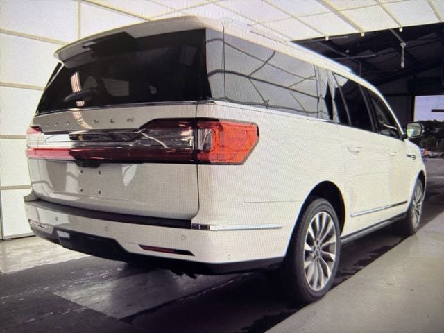 Used 2021 Lincoln Navigator L Reserve w/ Luxury Package AWD/4WD image 3