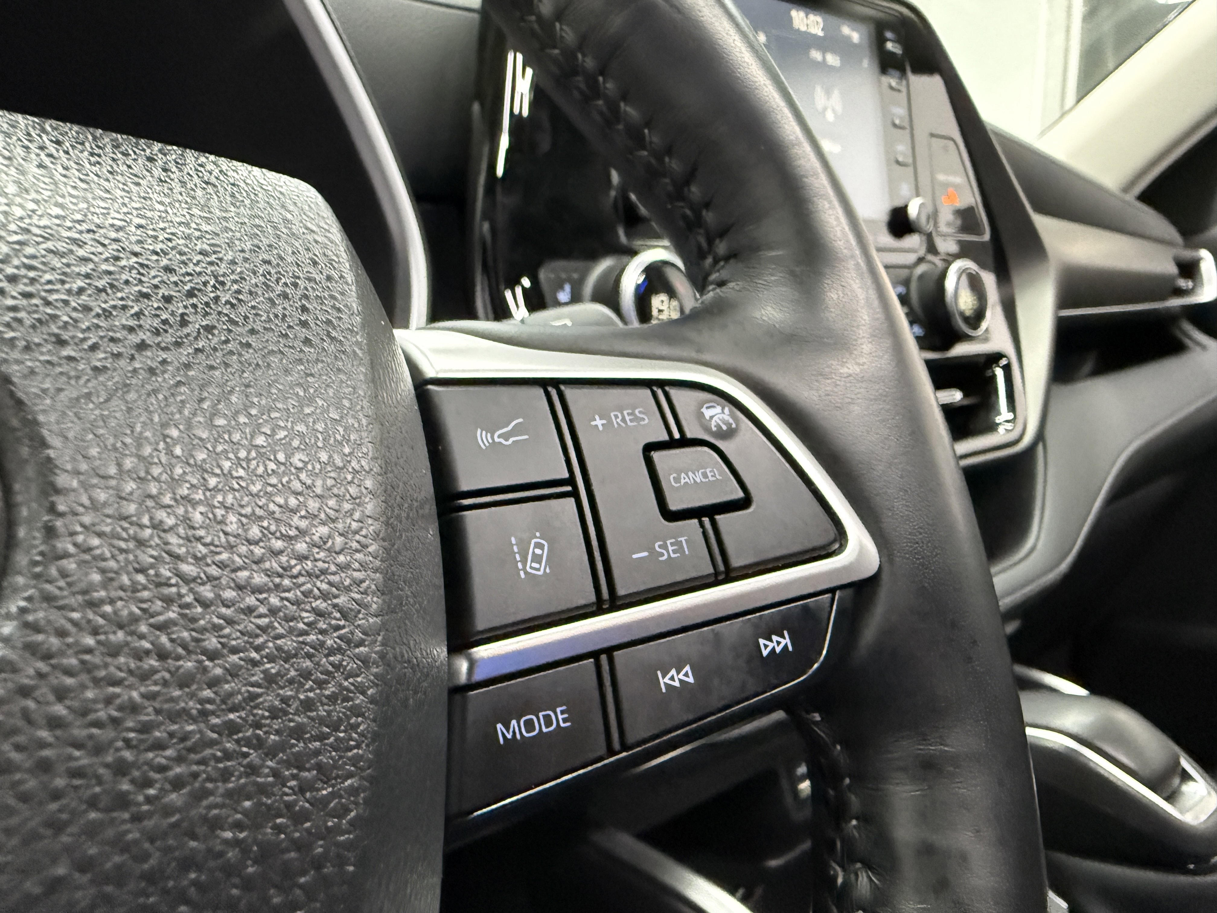 Used 2022 Toyota Highlander XLE AWD/4WD image 16