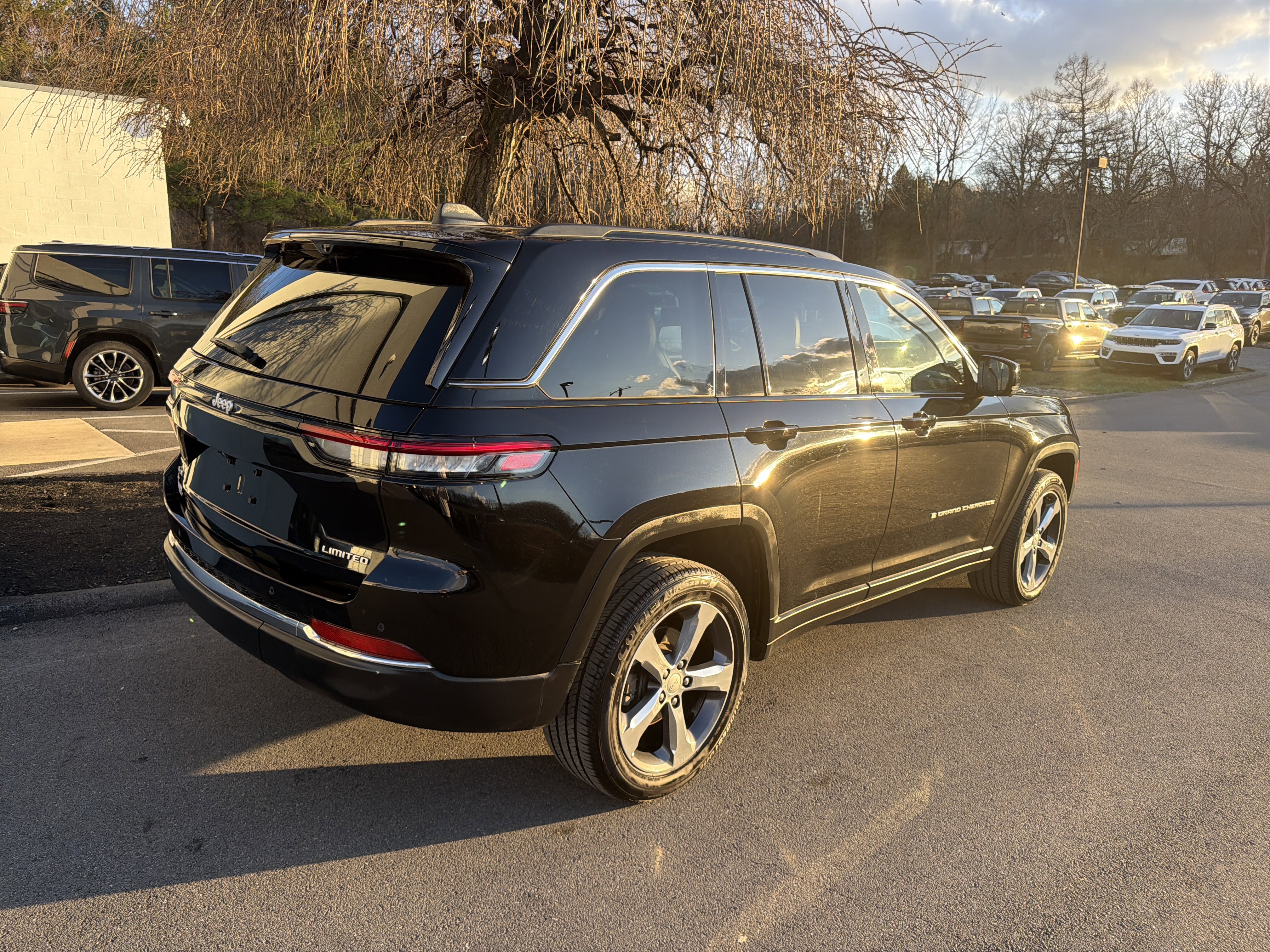Used 2025 Jeep Grand Cherokee Limited w/ Luxury Tech Group II video 3