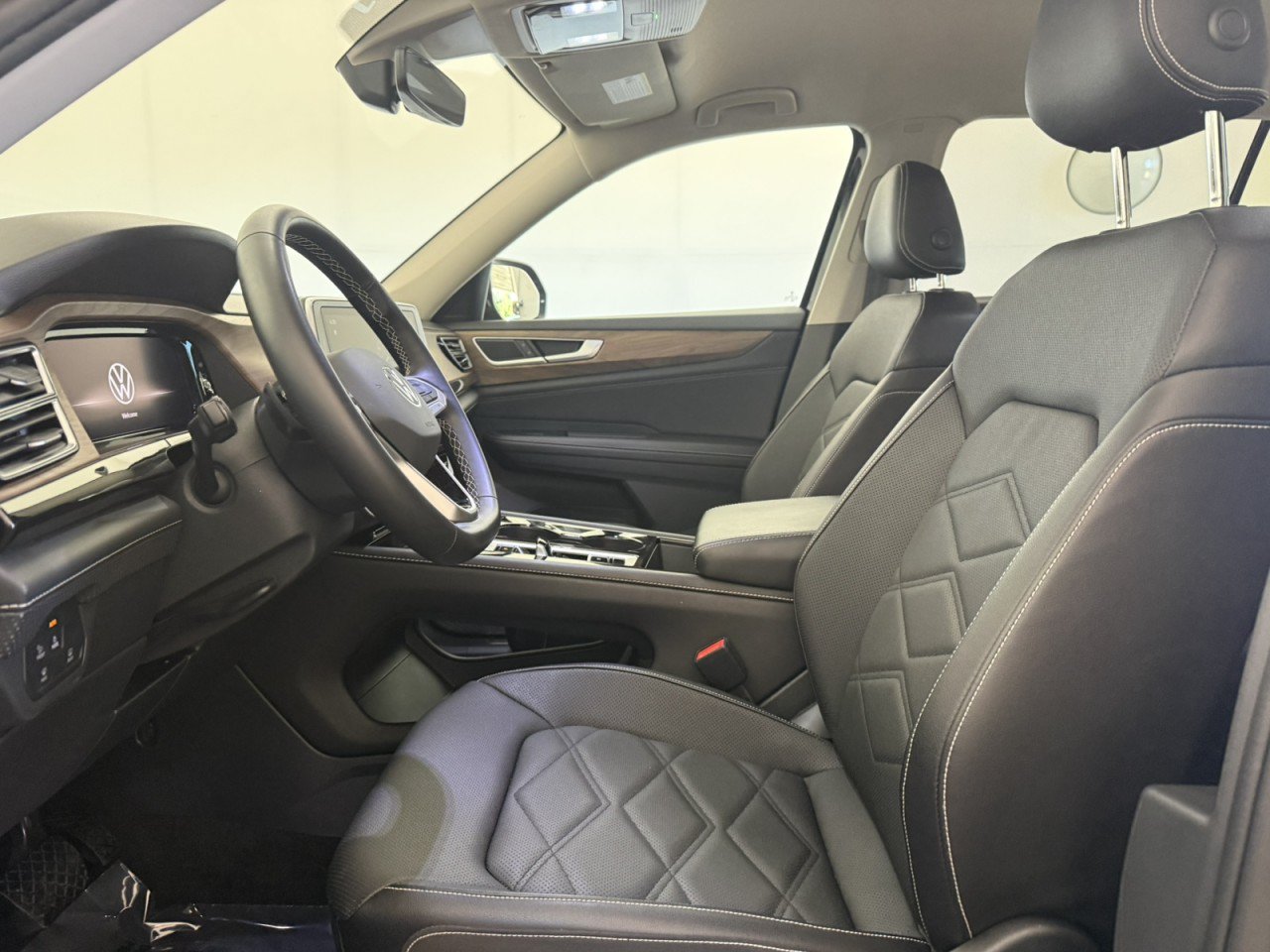 Used 2025 Volkswagen Atlas SE AWD/4WD image 17