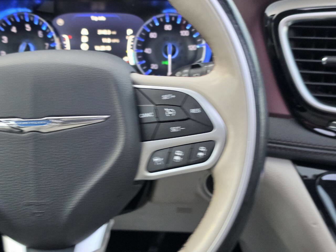 Used 2017 Chrysler Pacifica Limited w/ UConnect Theater Package FWD image 41