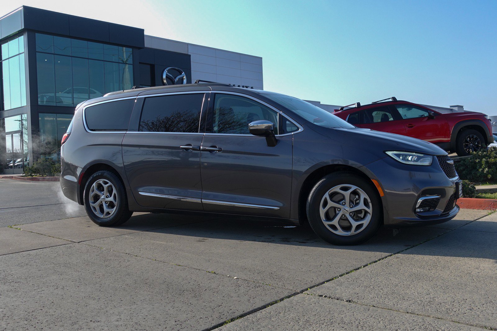 Used 2023 Chrysler Pacifica Limited image 4