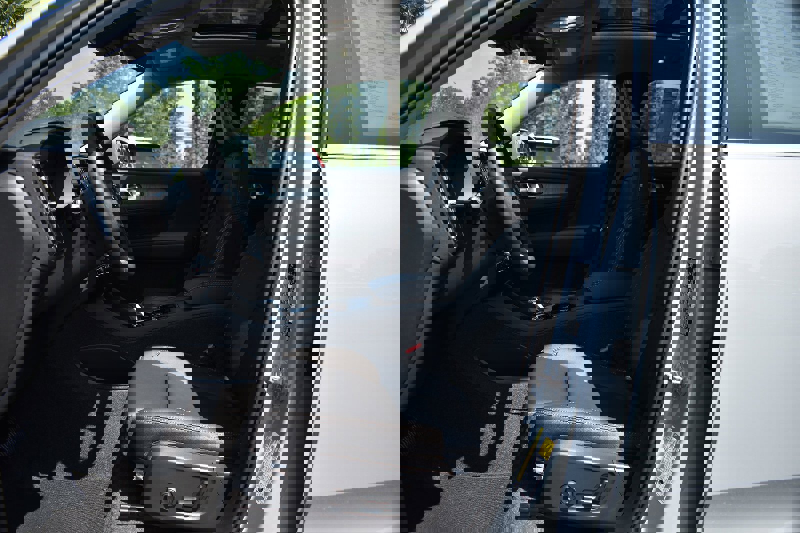 Used 2025 Volvo XC40 B5 Plus w/ Climate Package image 4