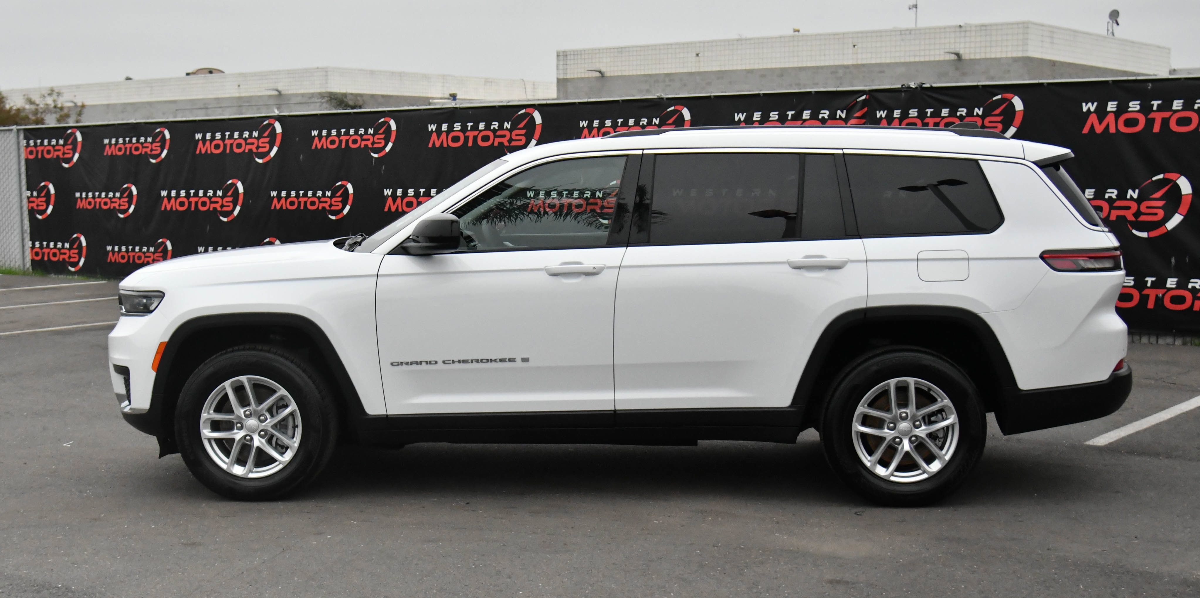 Used 2023 Jeep Grand Cherokee L Laredo image 4
