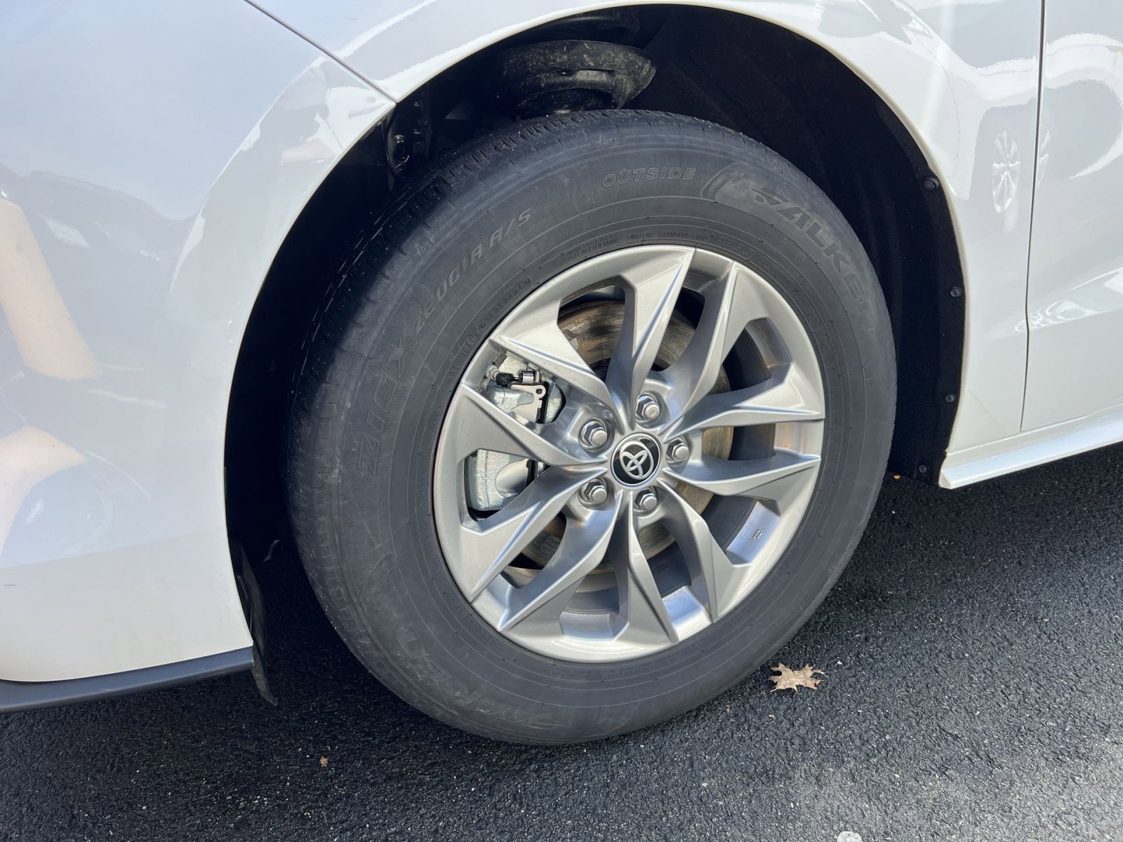 Used 2025 Toyota Sienna LE image 8