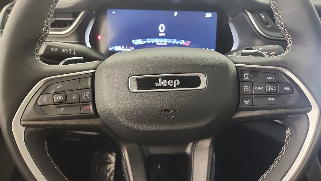 Used 2024 Jeep Grand Cherokee Limited AWD/4WD image 12