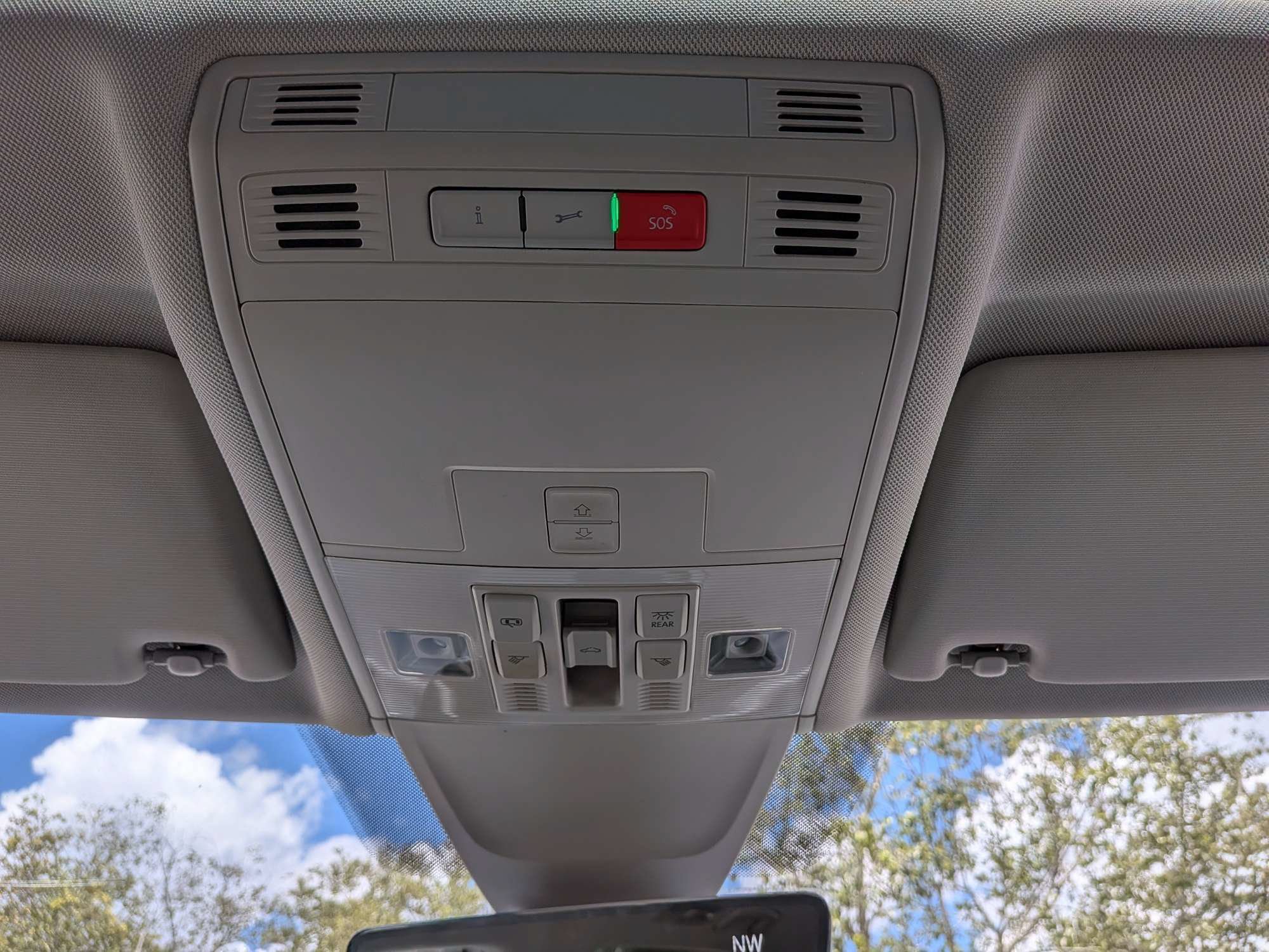 Used 2022 Volkswagen Tiguan SE w/ Panoramic Sunroof Package FWD image 26