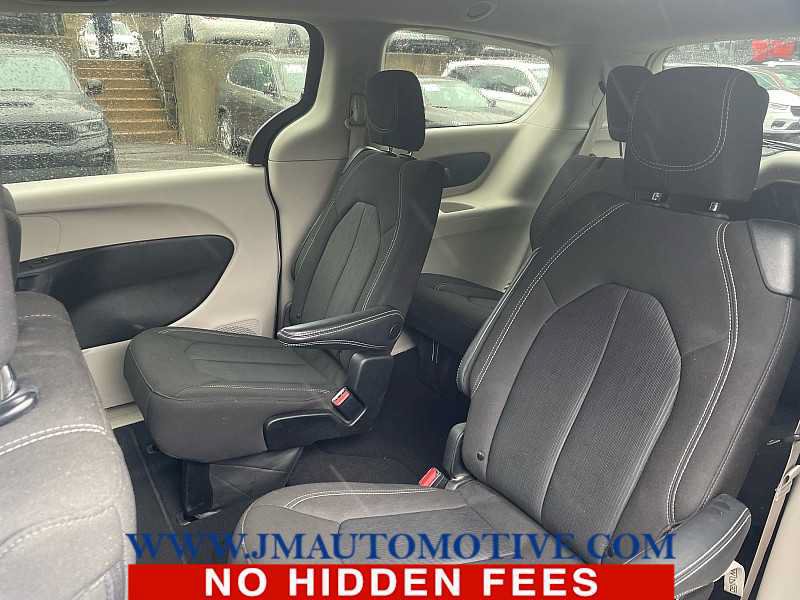 Used 2023 Chrysler Voyager LX FWD image 3