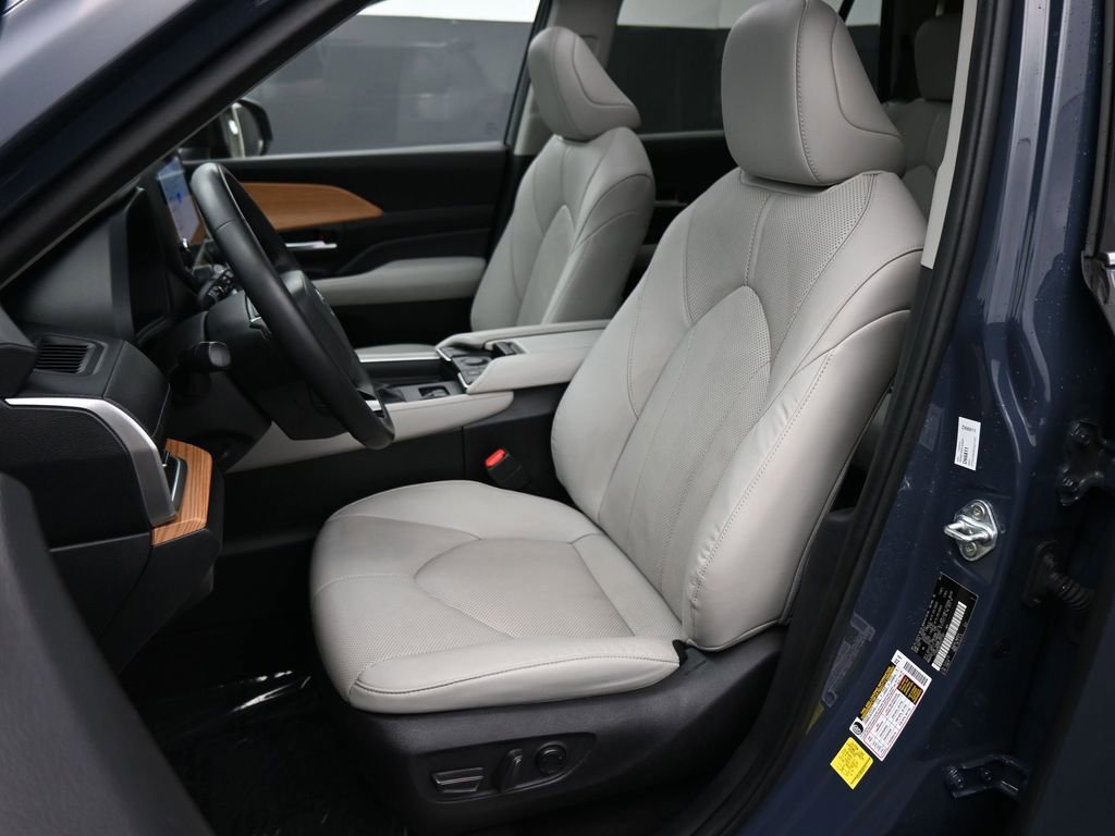 Used 2024 Toyota Grand Highlander Limited image 18