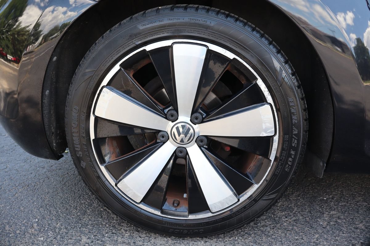 Used 2013 Volkswagen Beetle 2.0T FWD image 40