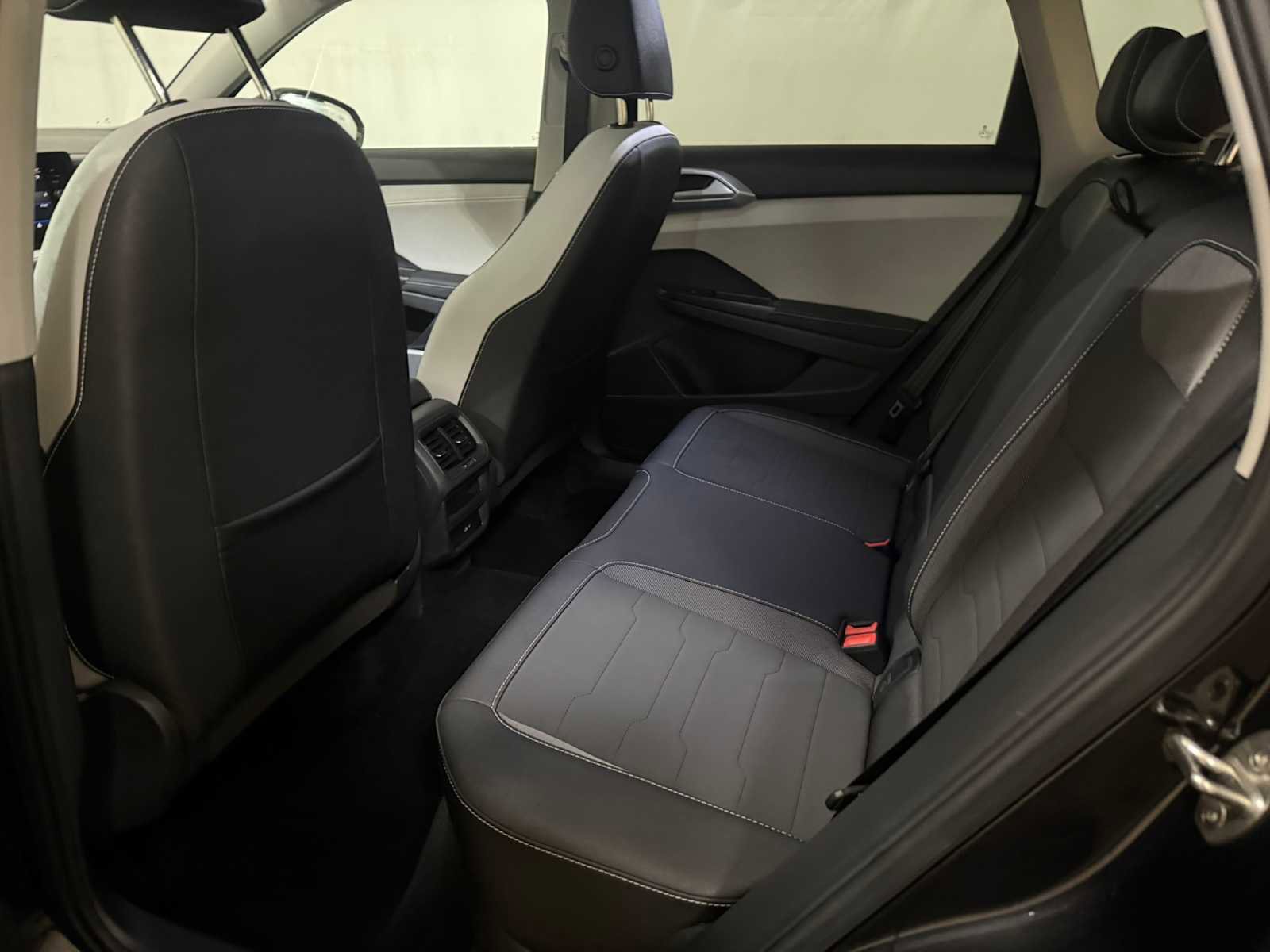 Certified 2025 Volkswagen Taos SE w/ Panoramic Sunroof Package image 22