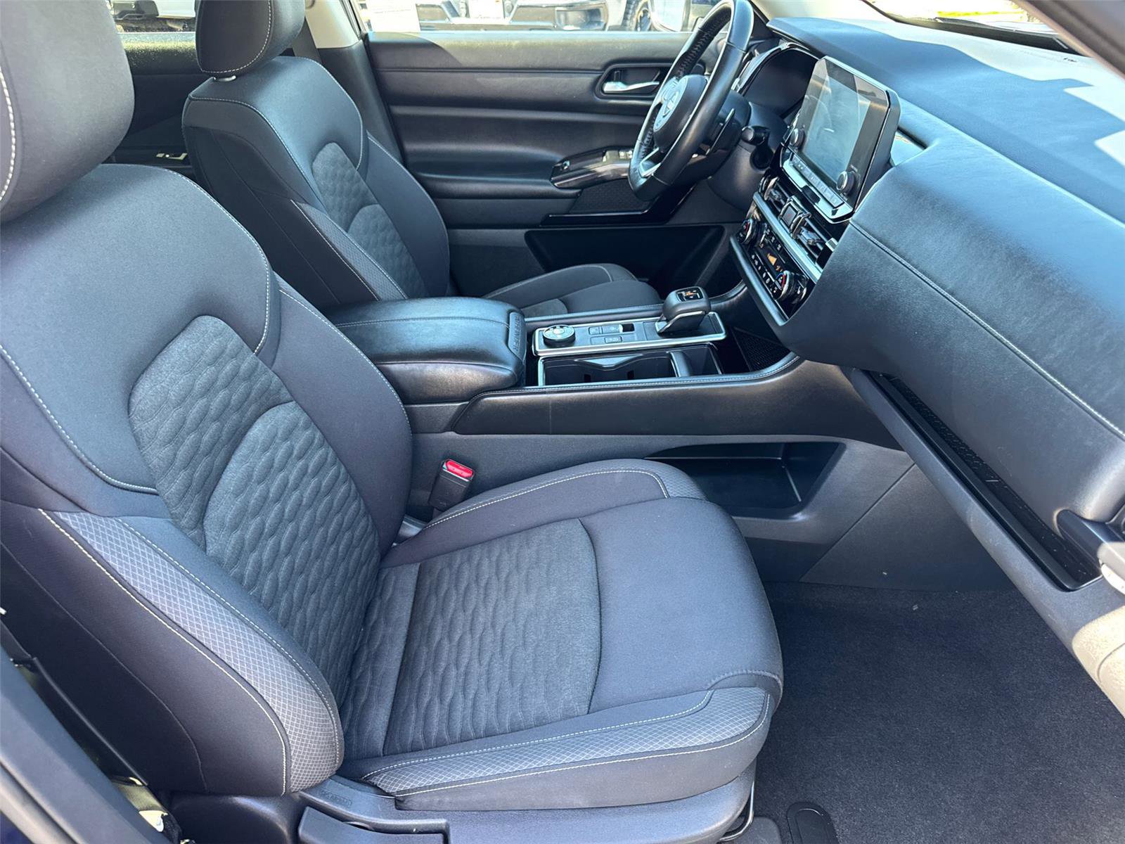 Used 2022 Nissan Pathfinder SV image 16