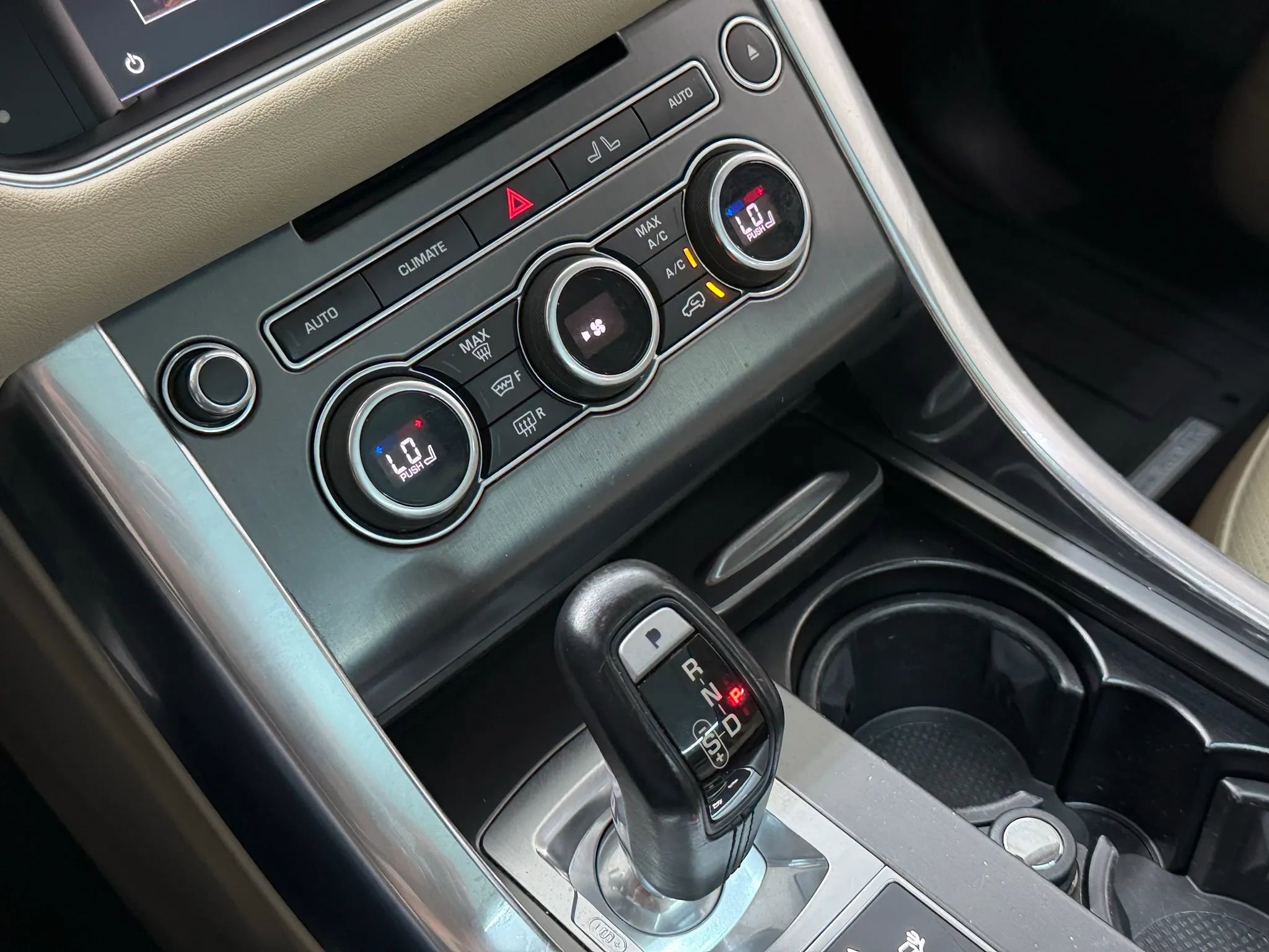 Used 2016 Land Rover Range Rover Sport SE image 25