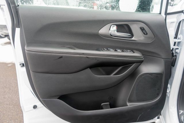 New 2026 Chrysler Pacifica Select image 12