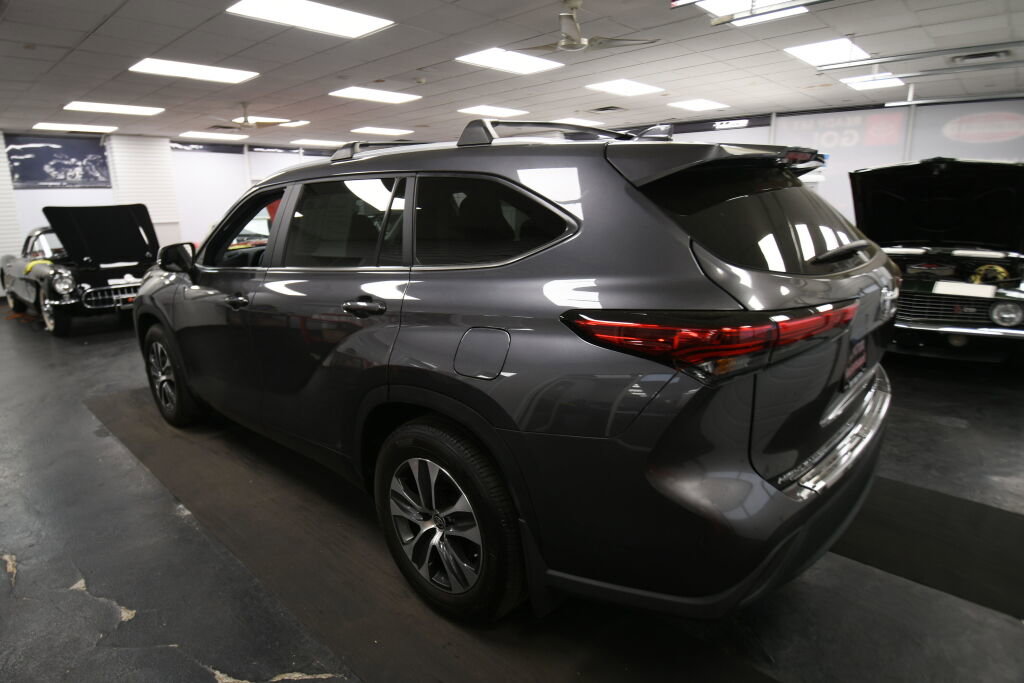 Used 2023 Toyota Highlander XLE image 6