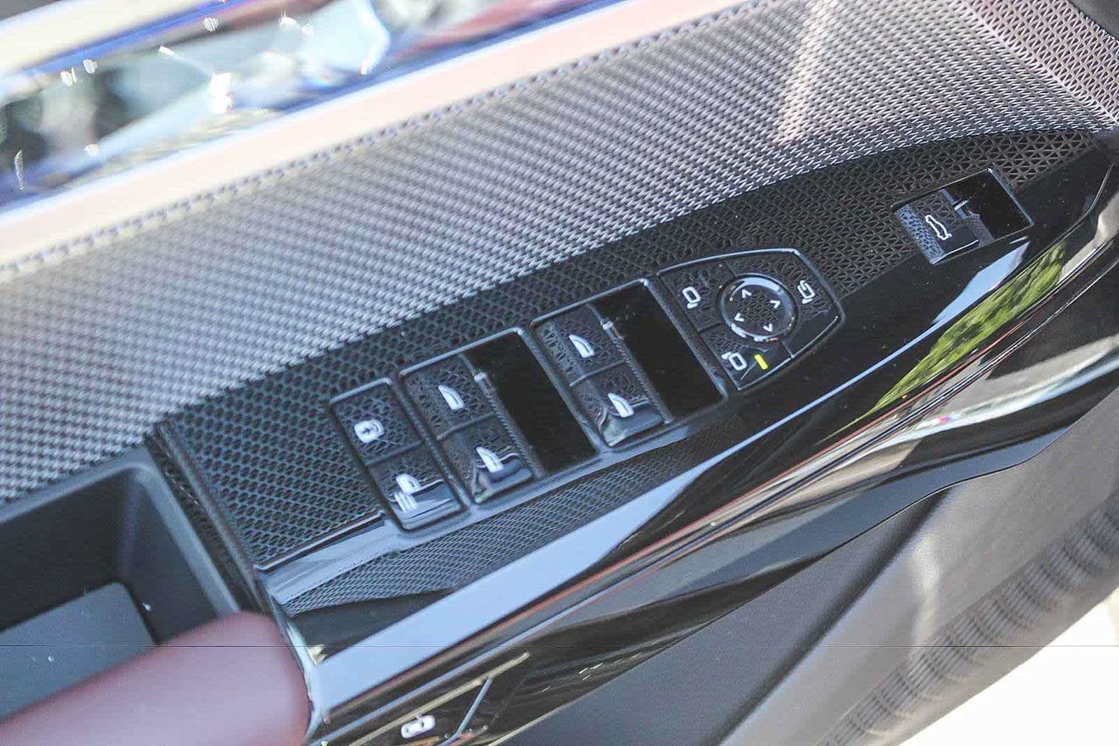 Certified 2025 BMW i7 eDrive50 w/ Executive Package RWD image 30