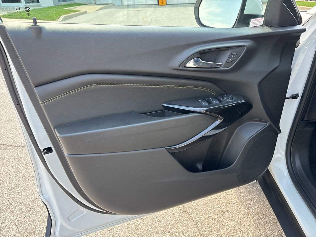 Used 2025 Chevrolet Trax LT w/ LT Convenience Package image 8