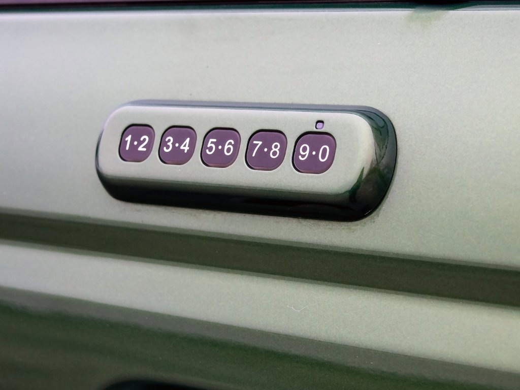 Used 2023 Ford Bronco Badlands image 9