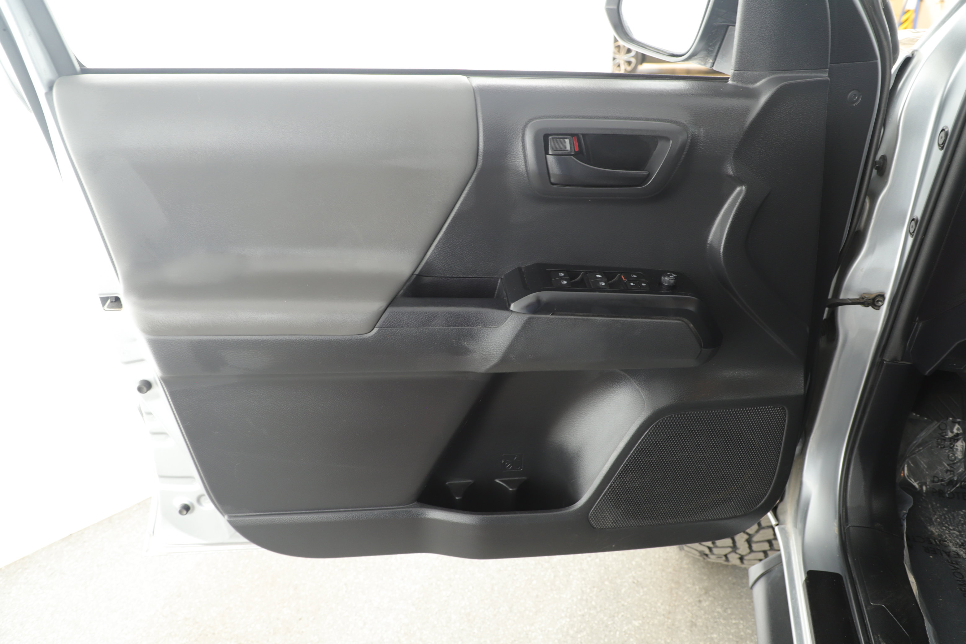 Used 2023 Toyota Tacoma SR image 8