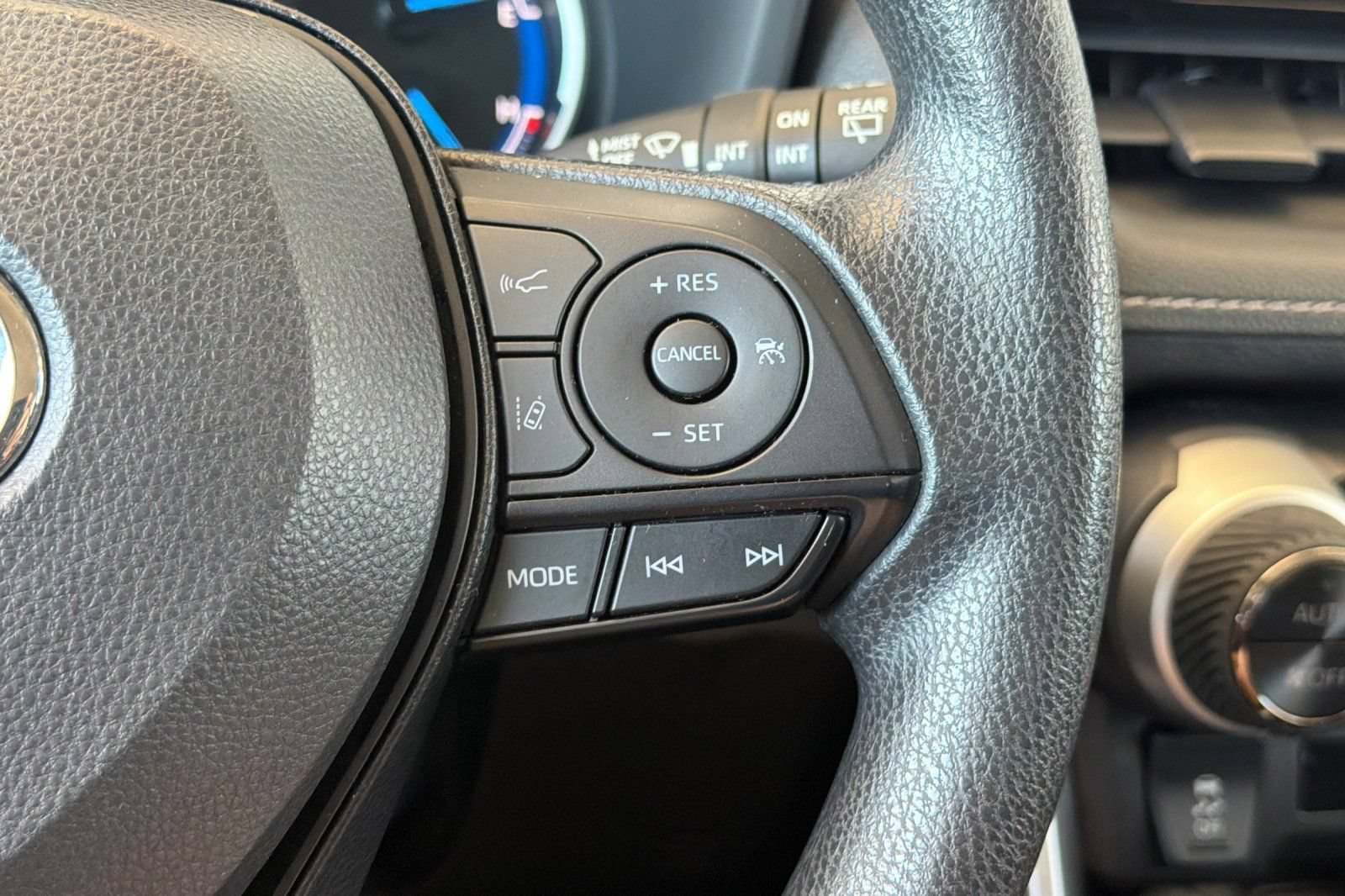 Used 2025 Toyota RAV4 XLE AWD/4WD image 28