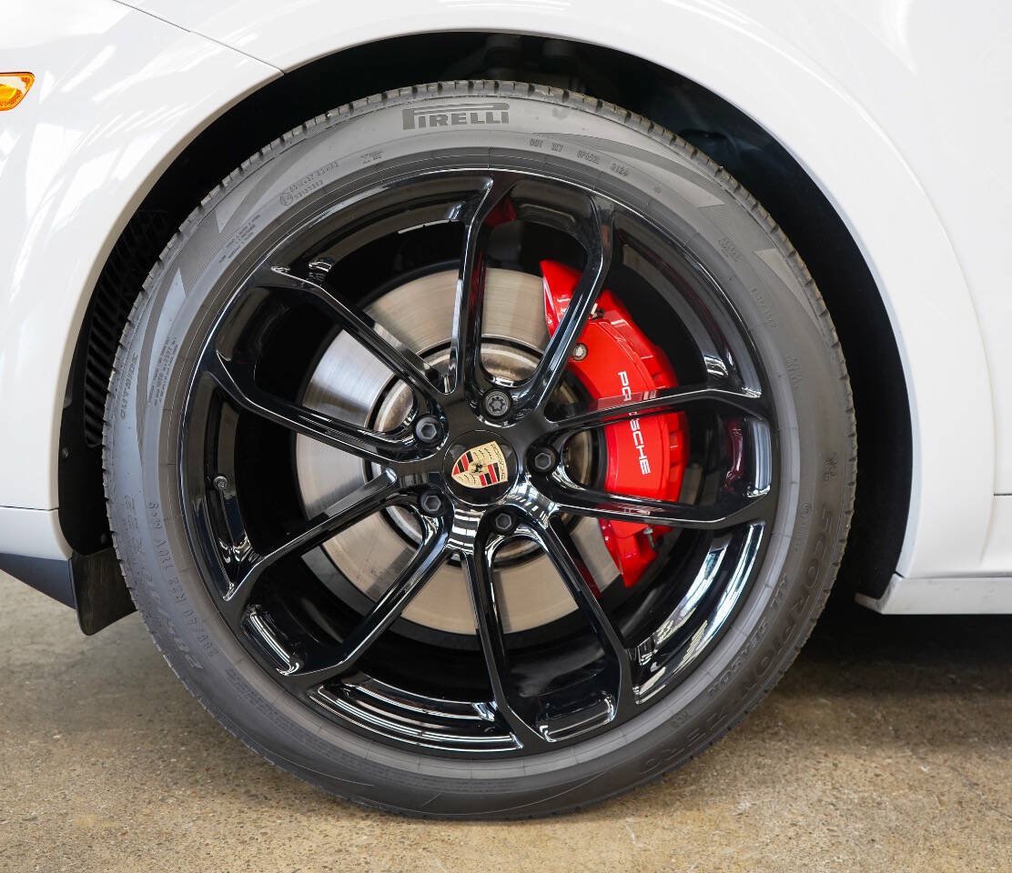 Used 2025 Porsche Cayenne GTS AWD/4WD image 9