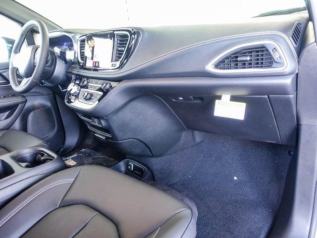 New 2026 Chrysler Pacifica Select video 2