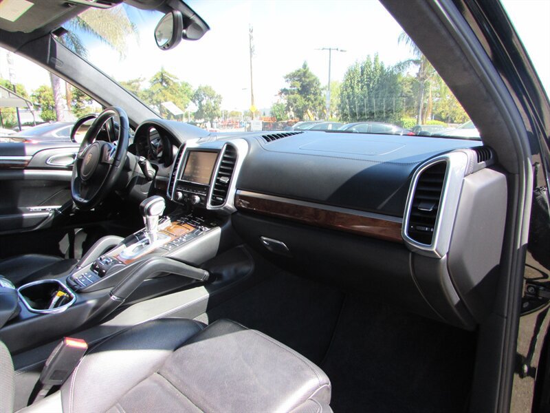 Used 2012 Porsche Cayenne Turbo AWD/4WD image 30