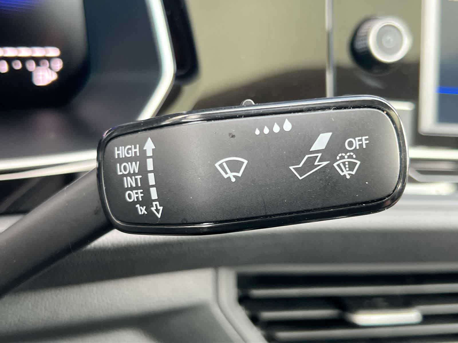 Used 2024 Volkswagen Jetta SE w/ Panoramic Sunroof Package FWD image 25