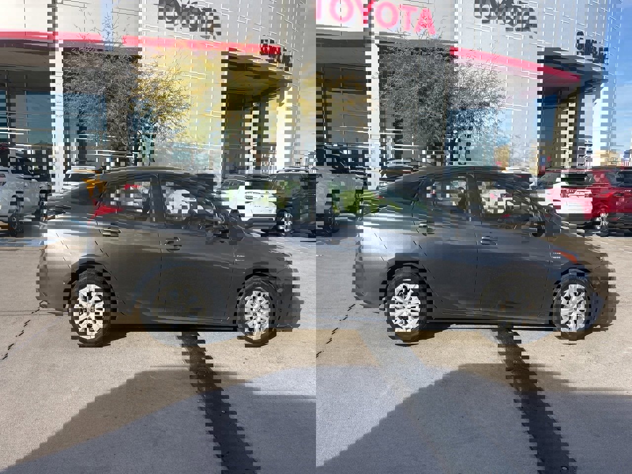 Used 2021 Toyota Prius LE image 3