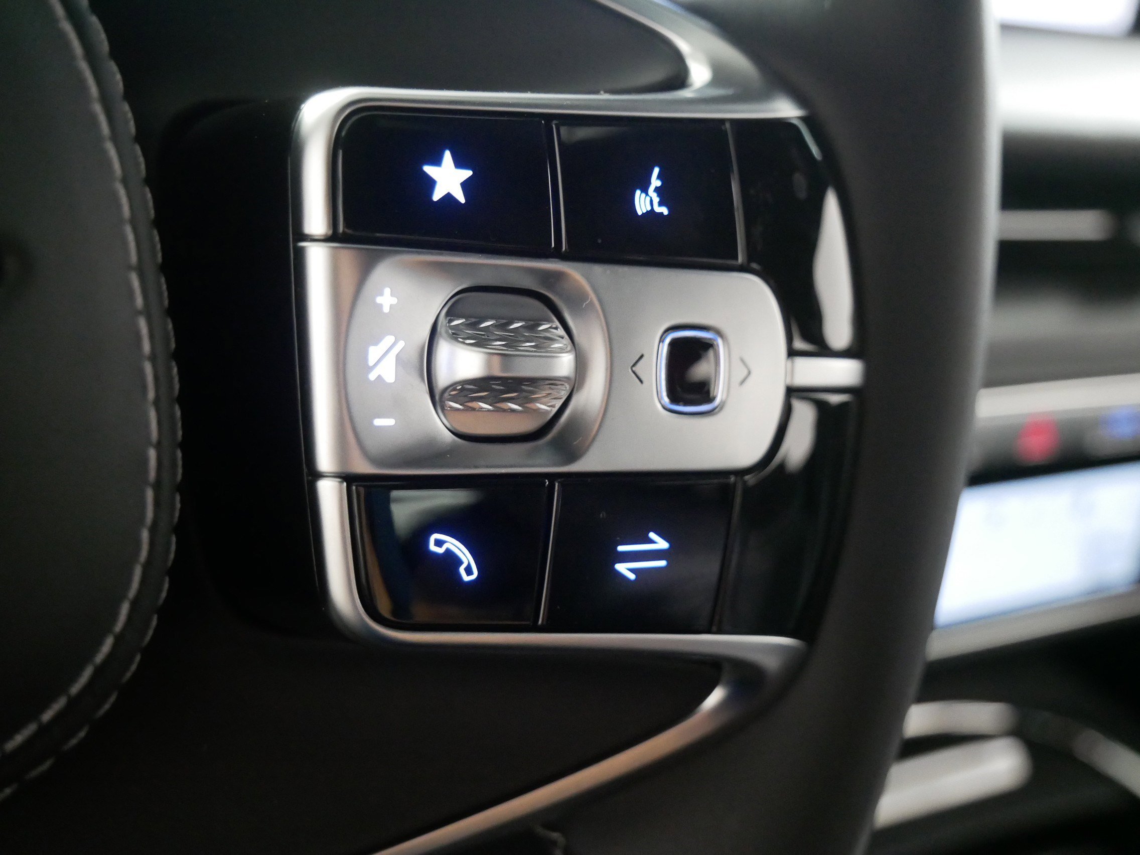 Certified 2025 Genesis G90 3.5T image 28