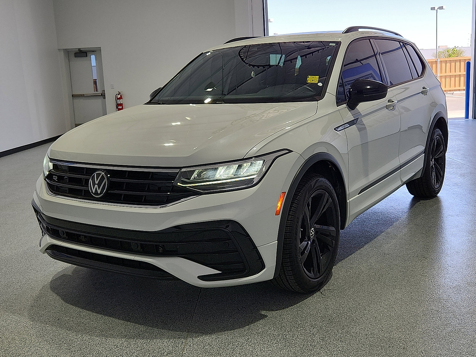 Certified 2023 Volkswagen Tiguan SE R-Line FWD image 5