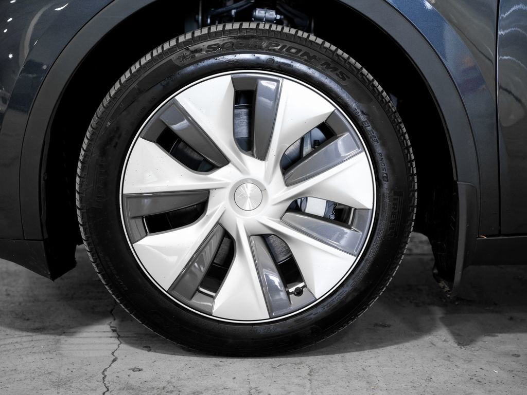 Used 2024 Tesla Model Y Long Range AWD/4WD image 38