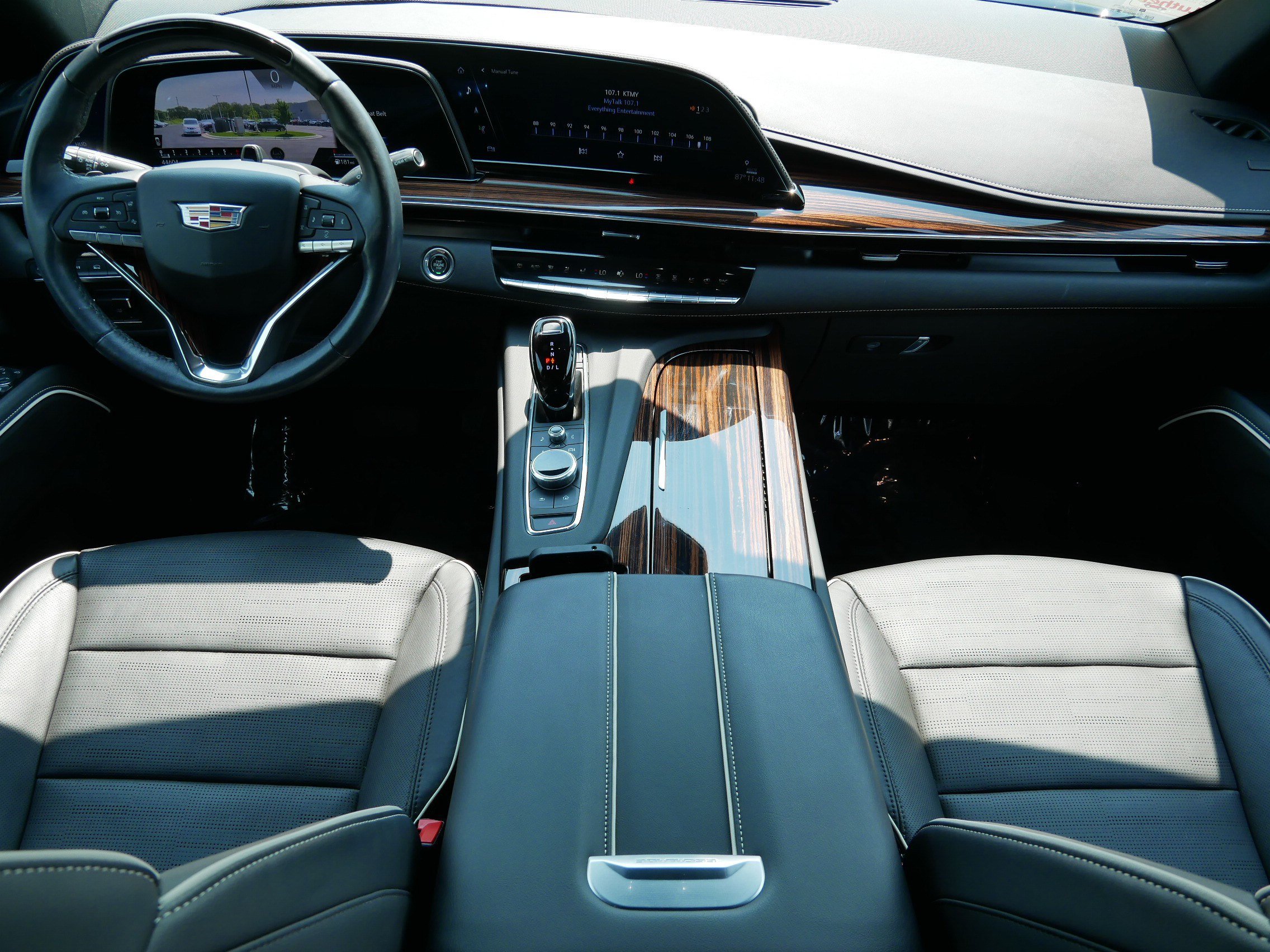Certified 2023 Cadillac Escalade ESV Premium Luxury w/ Performance Package AWD/4WD image 8